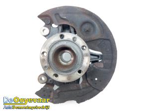 Gebruikte Fusee links-voor Peugeot Partner (EA//EF/EN/EU) 1.5 BlueHDi 100 Prijs € 19,99 Margeregeling aangeboden door Autodemontagebedrijf De Ooyevaar