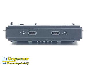 Gebruikte AUX/USB aansluiting Volkswagen Caddy Cargo V (SBA/SBH) 2.0 TDI BlueMotionTechnology Prijs € 9,99 Margeregeling aangeboden door Autodemontagebedrijf De Ooyevaar