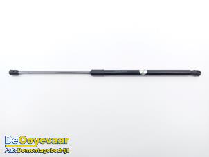 Gebruikte Kofferdekseldemper rechts-achter Kia Ceed Sportswagon (CDF) 1.0i T-GDi 12V Prijs € 19,99 Margeregeling aangeboden door Autodemontagebedrijf De Ooyevaar