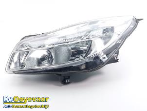 Gebruikte Linker Koplamp Opel Insignia Sports Tourer 1.6 Turbo 16V Ecotec Prijs € 49,99 Margeregeling aangeboden door Autodemontagebedrijf De Ooyevaar