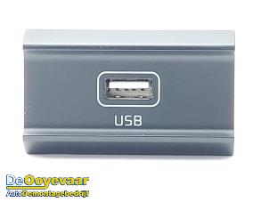 Gebruikte AUX/USB aansluiting Kia Niro I (DE) E-Niro 64 kWh Prijs € 19,99 Margeregeling aangeboden door Autodemontagebedrijf De Ooyevaar