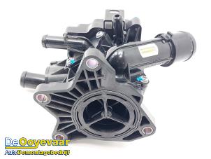 Gebruikte Thermostaathuis Kia Stonic (YB) 1.0i T-GDi 12V Eco-Dynamics+ Prijs € 99,99 Margeregeling aangeboden door Autodemontagebedrijf De Ooyevaar