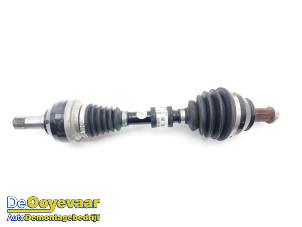 Gebruikte Aandrijfas links-voor Mercedes CLA Shooting Brake (118.6) 1.3 CLA-250 e Turbo 16V Prijs € 475,00 Margeregeling aangeboden door Autodemontagebedrijf De Ooyevaar