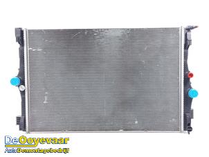 Gebruikte Radiateur Mercedes CLA Shooting Brake (118.6) 1.3 CLA-250 e Turbo 16V Prijs € 299,99 Margeregeling aangeboden door Autodemontagebedrijf De Ooyevaar