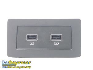 Gebruikte AUX/USB aansluiting Dacia Duster (SR) 1.0 TCE 100 Bi-Fuel, Eco-G 12V Prijs € 39,99 Margeregeling aangeboden door Autodemontagebedrijf De Ooyevaar