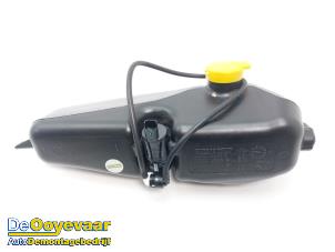 Gebruikte Ruitensproeiertank voor Dacia Duster (SR) 1.0 TCE 100 Bi-Fuel, Eco-G 12V Prijs € 19,99 Margeregeling aangeboden door Autodemontagebedrijf De Ooyevaar