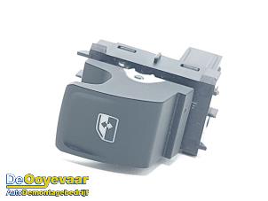 Gebruikte Ruit schakelaar elektrisch Skoda Octavia Combi (NXAC) iV 1.4 TSI 16V Prijs € 15,00 Margeregeling aangeboden door Autodemontagebedrijf De Ooyevaar