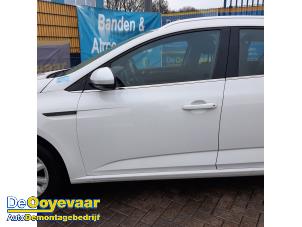 Gebruikte Portier 4Deurs links-voor Renault Megane IV Estate (RFBK) 1.0 TCE Prijs € 349,99 Margeregeling aangeboden door Autodemontagebedrijf De Ooyevaar