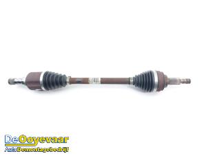 Gebruikte Aandrijfas links-voor Renault Clio IV (5R) 0.9 Energy TCE 75 12V Prijs € 29,99 Margeregeling aangeboden door Autodemontagebedrijf De Ooyevaar