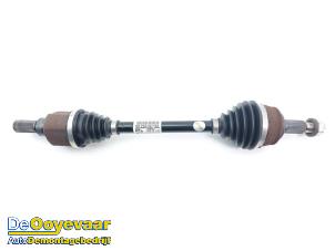 Gebruikte Aandrijfas links-voor Peugeot 308 SW (F4/FC/FN/FR) 1.6 16V HYbrid 180 e-EAT8 Prijs € 219,99 Margeregeling aangeboden door Autodemontagebedrijf De Ooyevaar