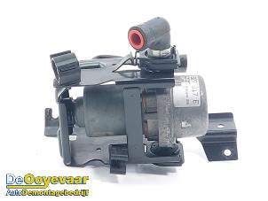 Gebruikte Vacuumpomp Rembekrachtiging Audi Q7 (4LB) 4.2 FSI V8 32V Prijs € 49,99 Margeregeling aangeboden door Autodemontagebedrijf De Ooyevaar