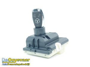 Gebruikte Elektronisch kontaktslot Mercedes C (W205) C-180 1.6 16V Prijs € 99,99 Margeregeling aangeboden door Autodemontagebedrijf De Ooyevaar