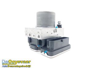 Gebruikte ABS Pomp Renault Megane E-Tech (RCB) 60 kWh Prijs € 299,99 Margeregeling aangeboden door Autodemontagebedrijf De Ooyevaar