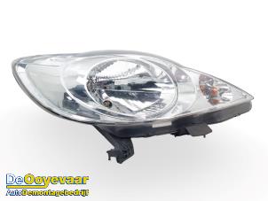 Gebruikte Rechter Koplamp Peugeot 107 1.0 12V Prijs € 25,00 Margeregeling aangeboden door Autodemontagebedrijf De Ooyevaar
