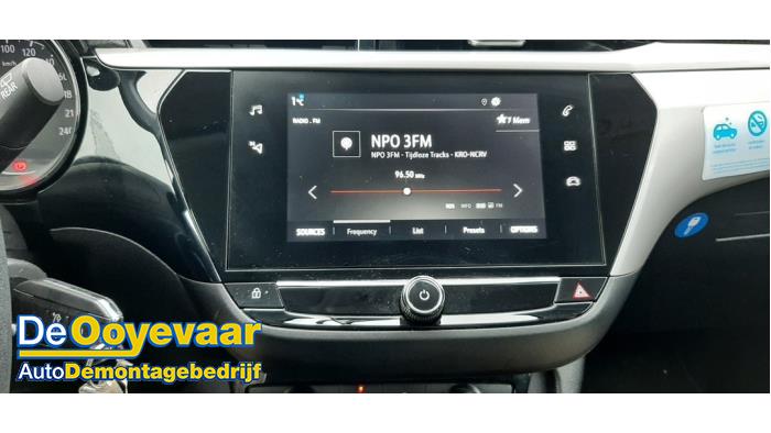 Gebruikte Display Multi Media regelunit Opel Corsa F (UB/UH/UP) 1.2 12V 75 Prijs € 139,99 Margeregeling aangeboden door Autodemontagebedrijf De Ooyevaar