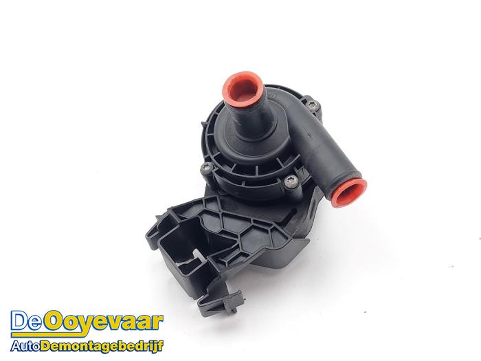 Gebruikte Waterpomp Mercedes A (177.0) 1.3 A-180 Turbo 16V Prijs € 34,99 Margeregeling aangeboden door Autodemontagebedrijf De Ooyevaar