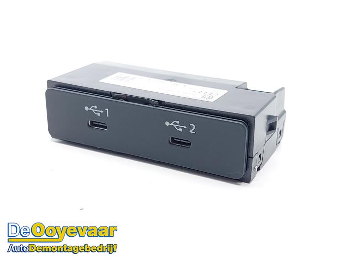 Gebruikte AUX/USB aansluiting Audi A3 Sportback (8YA) 1.4 45 TFSIe 16V Prijs € 49,99 Margeregeling aangeboden door Autodemontagebedrijf De Ooyevaar