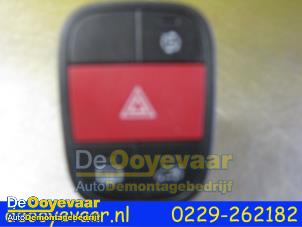 Gebruikte Gevarenlicht Schakelaar Peugeot Bipper (AA) 1.3 HDI Prijs € 9,00 Margeregeling aangeboden door Autodemontagebedrijf De Ooyevaar