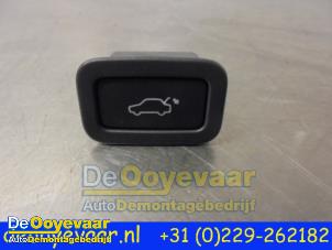 Gebruikte Schakelaar achterklep Volvo V70 (BW) 1.6 T4 16V Prijs € 34,99 Margeregeling aangeboden door Autodemontagebedrijf De Ooyevaar