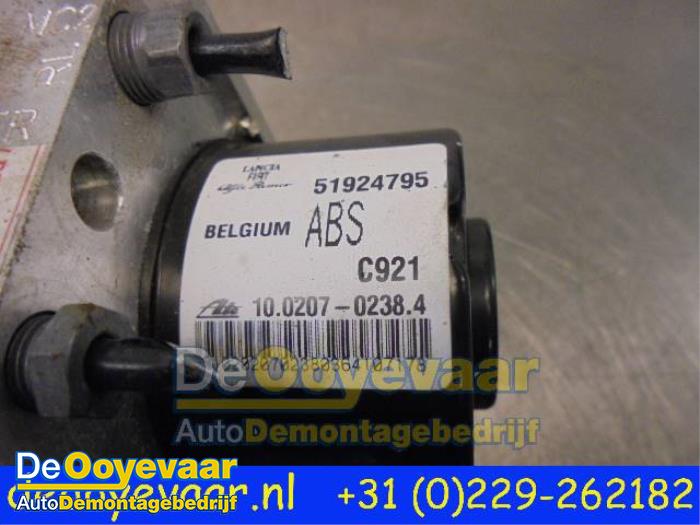 ABS Pomp van een Opel Combo 1.3 CDTI 16V ecoFlex 2014