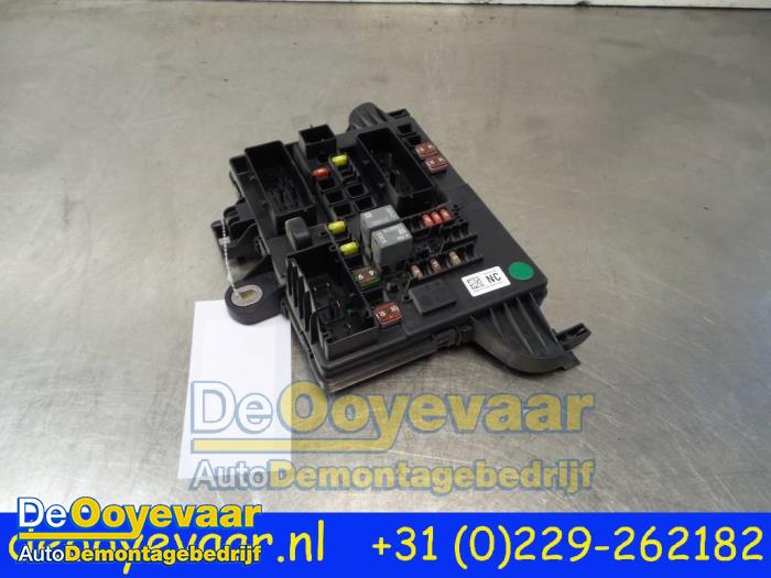 Zekeringkast van een Opel Insignia 2.0 CDTI 16V 130 Ecotec 2011