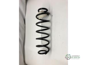 Gebruikte Schroefveer achter Volkswagen Bora (1J2) 1.4 16V Prijs € 18,00 Margeregeling aangeboden door Autobedrijf de Heer B.V.