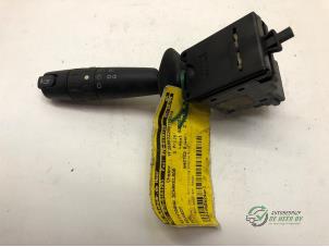 Gebruikte Pinker Schakelaar Peugeot 605 (6B) 2.0 SLi Prijs € 20,00 Margeregeling aangeboden door Autobedrijf de Heer B.V.