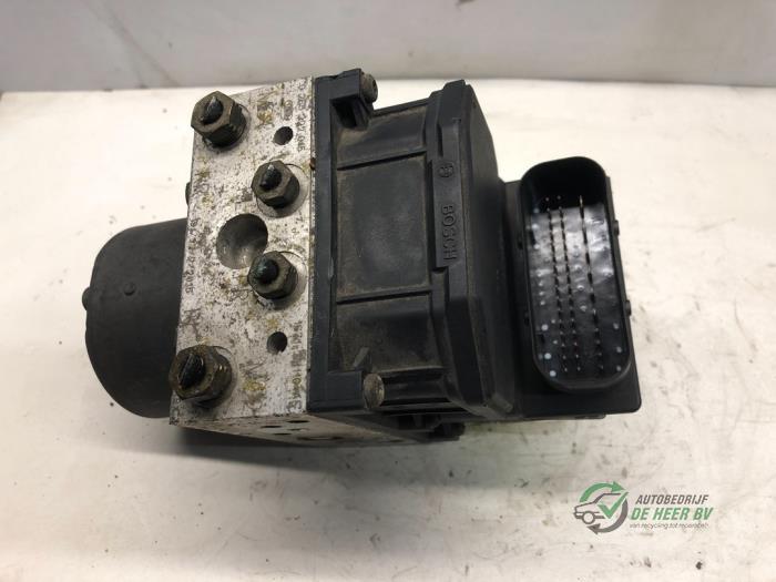 Usagé ABS Pomp Ford Mondeo III 2.0 16V Prix € 50,00 Règlement à la marge proposé par Autobedrijf de Heer B.V.