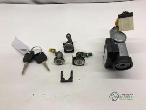 Gebruikte Slotenset Nissan Almera (N15) 1.4 LX,GX,S 16V Prijs € 68,00 Margeregeling aangeboden door Autobedrijf de Heer B.V.