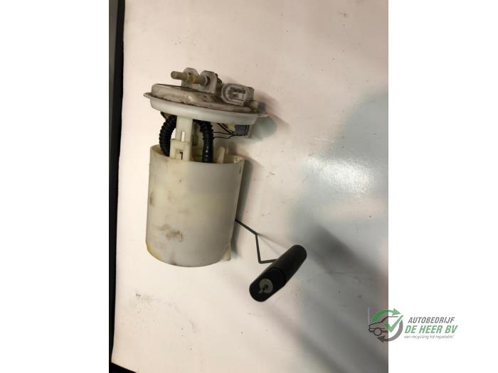 Gebruikte Tank element Pomp Renault Clio II (BB/CB) 1.4 16V Si Prijs € 35,00 Margeregeling aangeboden door Autobedrijf de Heer B.V.