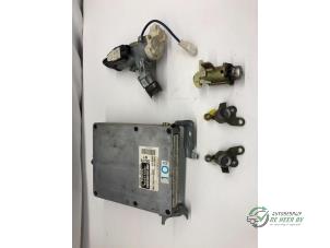 Gebruikte Kontaktslot + computer Toyota Yaris (P1) 1.3 16V VVT-i Prijs € 125,00 Margeregeling aangeboden door Autobedrijf de Heer B.V.