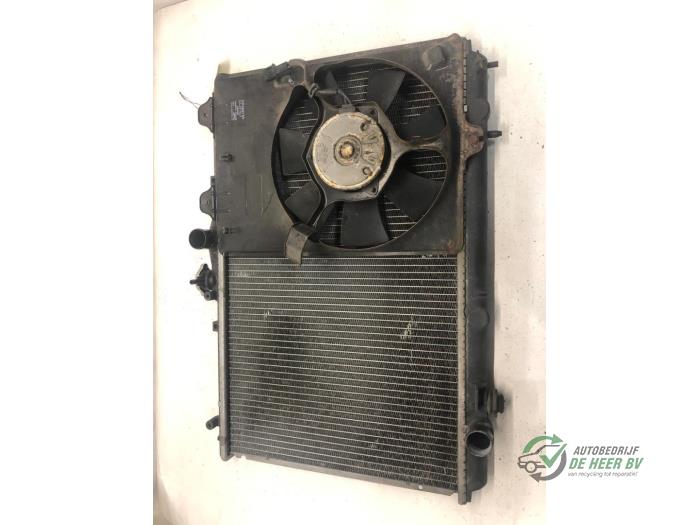 Gebruikte Radiateur Mitsubishi Space Star (DG) Prijs € 40,00 Margeregeling aangeboden door Autobedrijf de Heer B.V.