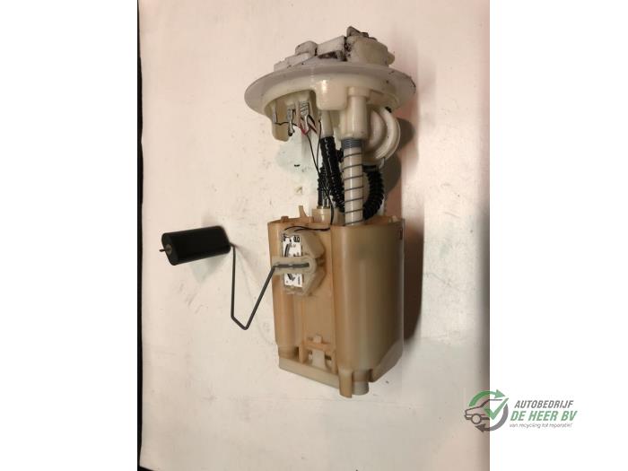 Gebruikte Tank element Pomp Peugeot 206 (2A/C/H/J/S) 1.1 XN,XR Prijs € 35,00 Margeregeling aangeboden door Autobedrijf de Heer B.V.