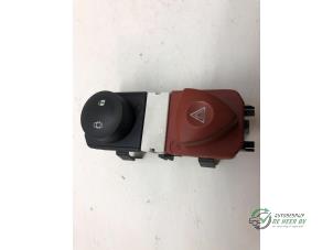 Gebruikte Paniekverlichtings Schakelaar Renault Grand Scénic II (JM) 1.6 16V Prijs € 10,00 Margeregeling aangeboden door Autobedrijf de Heer B.V.