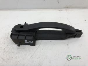 Gebruikte Portiergreep 2Deurs links Ford Fiesta 5 (JD/JH) Prijs € 20,00 Margeregeling aangeboden door Autobedrijf de Heer B.V.