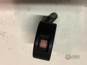Gebruikte Alarmlicht Schakelaar Opel Astra G (F08/48) 1.6 16V Prijs € 10,00 Margeregeling aangeboden door Autobedrijf de Heer B.V.