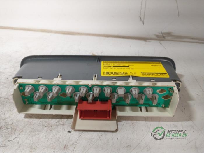 Gebruikte Display Interieur Renault Twingo (C06) 1.2 16V Prijs € 40,00 Margeregeling aangeboden door Autobedrijf de Heer B.V.