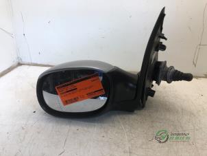 Gebruikte Spiegel Buiten links Peugeot 206 (2A/C/H/J/S) 1.4 XR,XS,XT,Gentry Prijs € 25,00 Margeregeling aangeboden door Autobedrijf de Heer B.V.