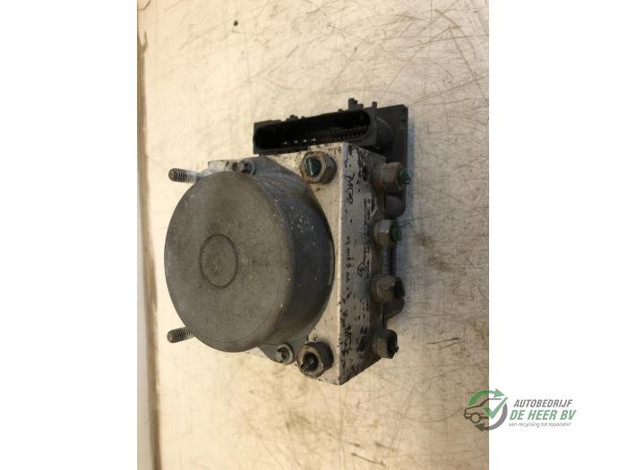 Gebruikte ABS Pomp Renault Clio III (BR/CR) 1.2 16V 75 Prijs € 50,00 Margeregeling aangeboden door Autobedrijf de Heer B.V.