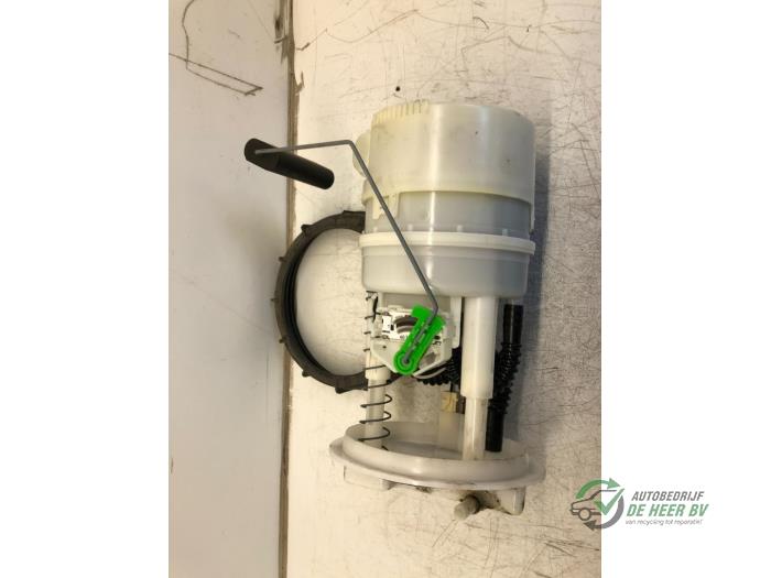 Gebruikte Tank element Pomp Renault Clio III (BR/CR) 1.2 16V 75 Prijs € 35,00 Margeregeling aangeboden door Autobedrijf de Heer B.V.