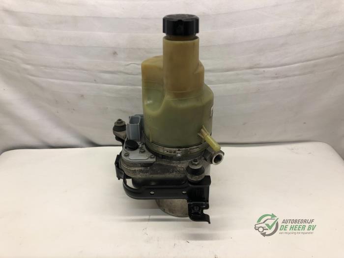 Gebruikte Servopomp Volvo S40 (MS) 2.4 20V Prijs € 100,00 Margeregeling aangeboden door Autobedrijf de Heer B.V.