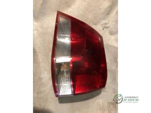 Gebruikte Achterlicht links Opel Vectra C Caravan 2.2 DIG 16V Prijs € 25,00 Margeregeling aangeboden door Autobedrijf de Heer B.V.