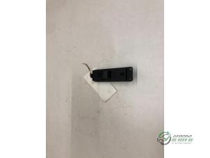 Gebruikte Elektrisch Raam Schakelaar Mazda 3 (BK12) 1.6i 16V Prijs € 15,00 Margeregeling aangeboden door Autobedrijf de Heer B.V.