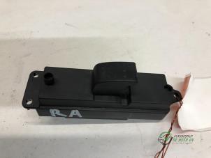Gebruikte Ruit schakelaar elektrisch Mazda 3 (BK12) 1.6i 16V Prijs € 15,00 Margeregeling aangeboden door Autobedrijf de Heer B.V.