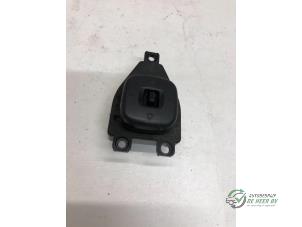 Gebruikte Spiegel Schakelaar Mazda 3 (BK12) 1.6i 16V Prijs € 10,00 Margeregeling aangeboden door Autobedrijf de Heer B.V.