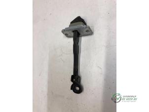 Gebruikte Deurvanger 4Deurs rechts-achter Mazda 3 (BK12) 1.6i 16V Prijs € 15,00 Margeregeling aangeboden door Autobedrijf de Heer B.V.