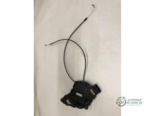 Gebruikte Slotmechaniek Portier 4Deurs rechts-achter Mazda 3 (BK12) 1.6i 16V Prijs € 35,00 Margeregeling aangeboden door Autobedrijf de Heer B.V.