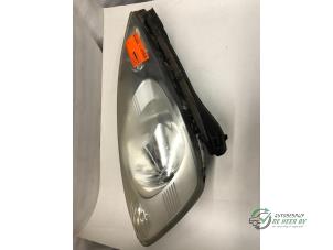 Gebruikte Rechter Koplamp Honda Jazz (GE6/GE8/GG/GP) 1.4 VTEC 16V Prijs € 75,00 Margeregeling aangeboden door Autobedrijf de Heer B.V.