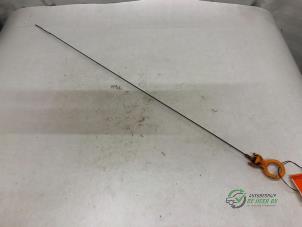 Gebruikte Peilstok Olie Volkswagen Polo IV (9N1/2/3) 1.2 12V Prijs € 10,00 Margeregeling aangeboden door Autobedrijf de Heer B.V.