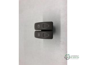 Gebruikte Licht Schakelaar Renault Twingo (C06) 1.2 Prijs € 15,00 Margeregeling aangeboden door Autobedrijf de Heer B.V.